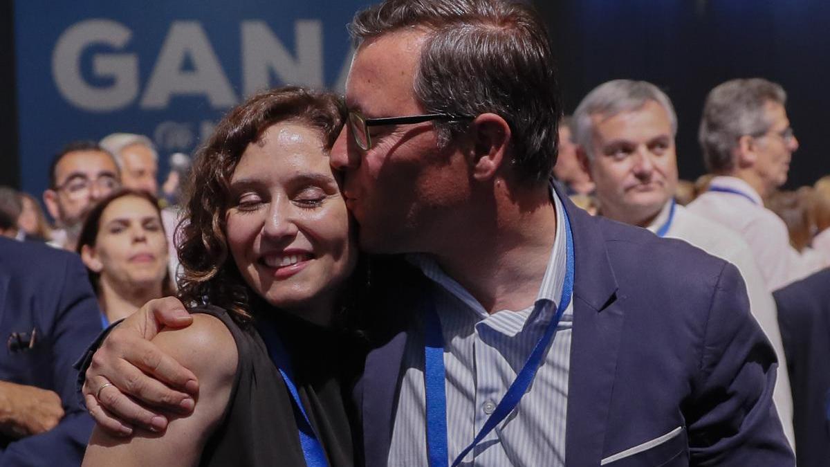 Isabel Díaz Ayuso y Alfonso Serrano durante el congreso en el que fueron elegidos presidenta y secretario general del PP de Madrid.