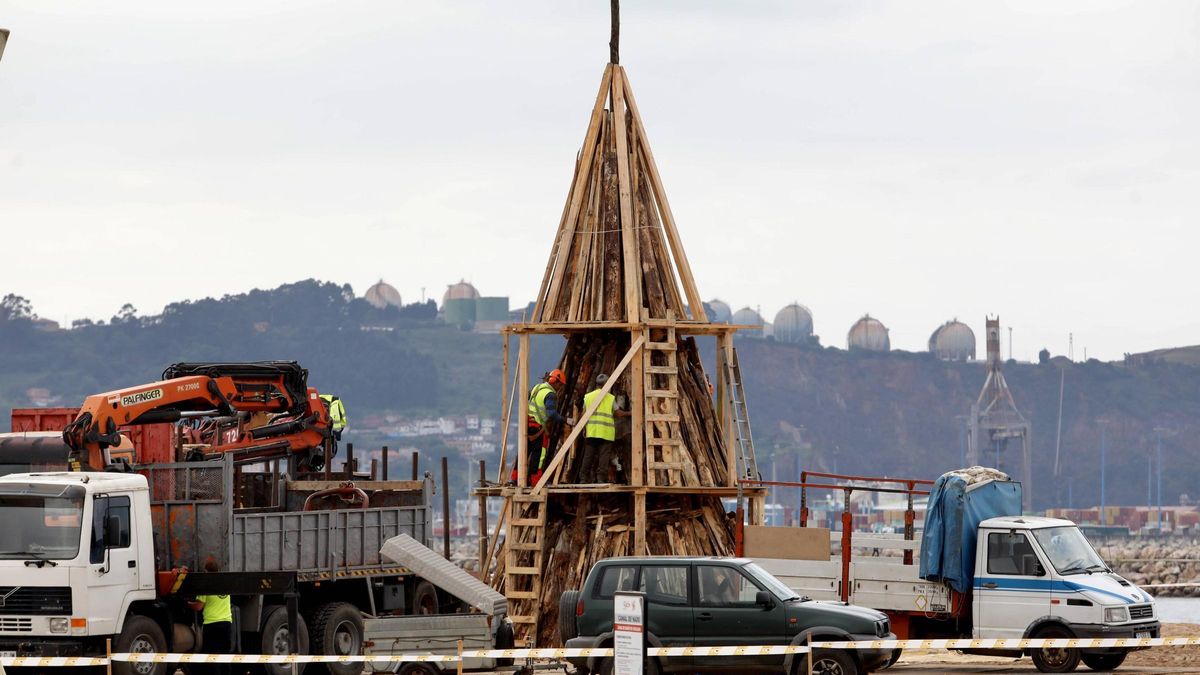 Operarios instalando los maderos para la Hoguera de San Juan en la playa de Poniente el año pasado.