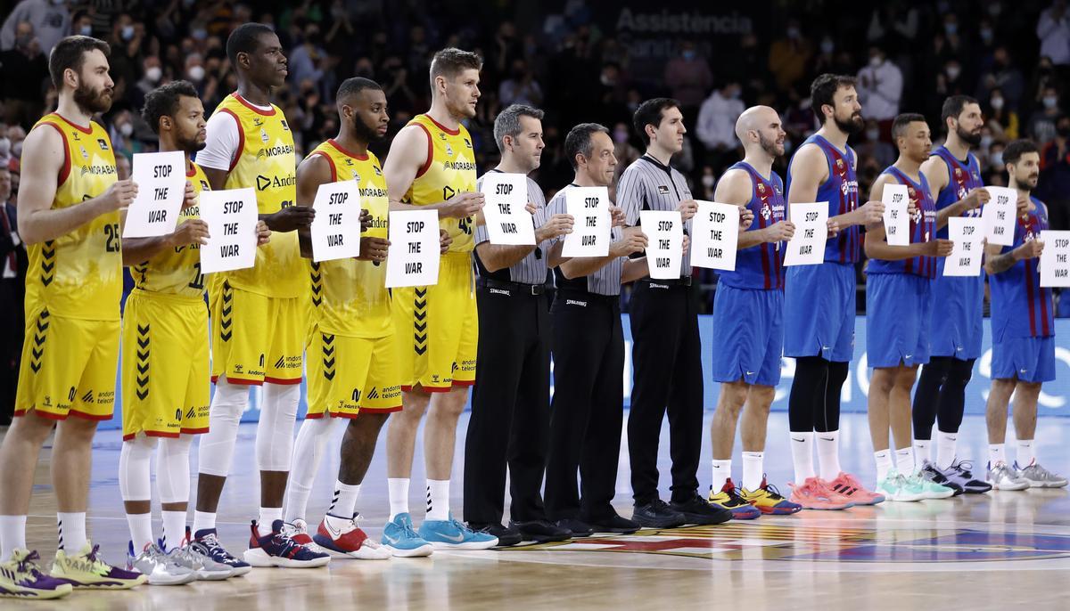 Los jugadores del Andorra y el Barça, con carteles de ’Stop the War’ antes del partido. Los jugadores del Andorra y el Barça, con carteles de ’Stop the War’ antes del partido.