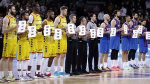 Los jugadores del Andorra y el Barça, con carteles de ’Stop the War’ antes del partido.