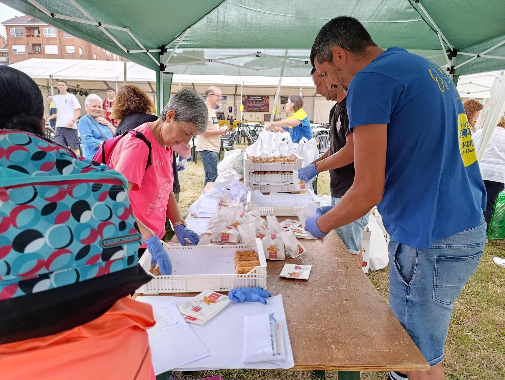 Mesa y mantel para más de mil personas en las fiestas de El Berrón