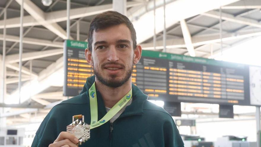 Quique Llopis llega a casa con la plata del Mundial: "Voy a celebrarlo pero poco, ya hay que pensar en el Europeo"