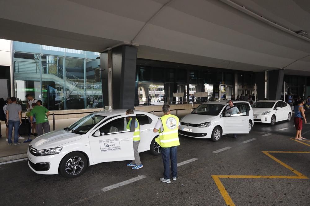Huelga de taxistas en el aeropuerto de València