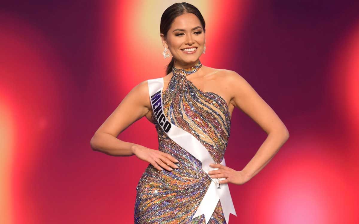 Andrea Meza, Miss México, durante uno de los desfiles con vestido de noche.