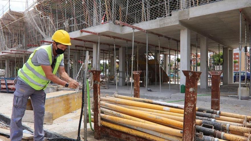 Un trabajador se lava las manos en una obra de Murcia.