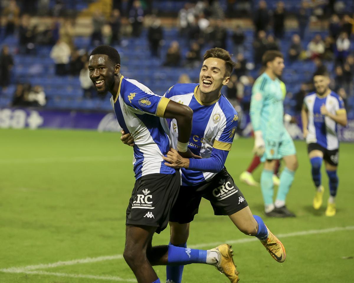 Jean-Paul N'Djoli recibe la felicitacián de Víctor Eimil tras marcar su primer tanto con la camiseta del Hércules.