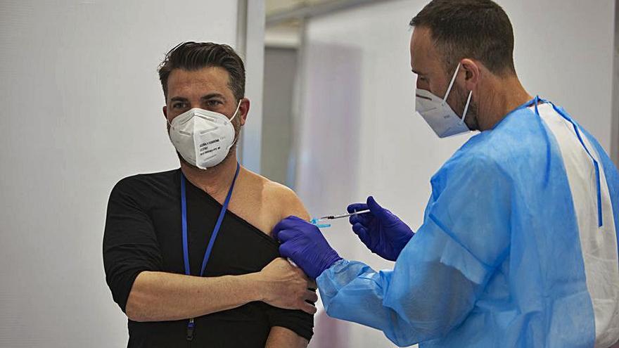 Vacunación de un docente en Xàtiva, en una foto del viernes | PERALES IBORRA