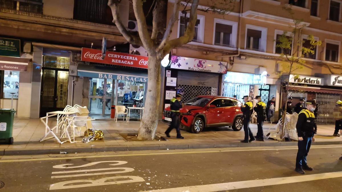 Un coche arrolla una terraza en el paseo Teruel de Zaragoza