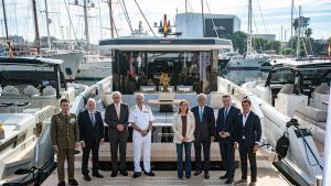 Las autoridades a bordo de uno de los barcos de la exposición del 63ª Salón Náutico de Barcelona.