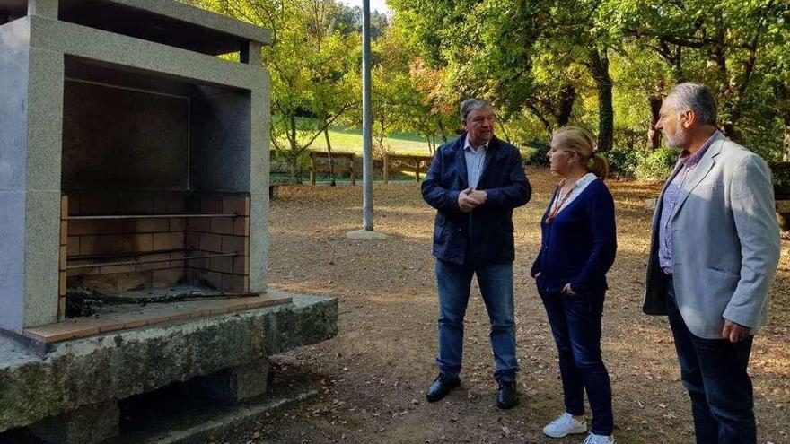 Ramiro Varela, Ana María Díaz y José Manuel Cores Tourís en la visita a la zona recreativa.