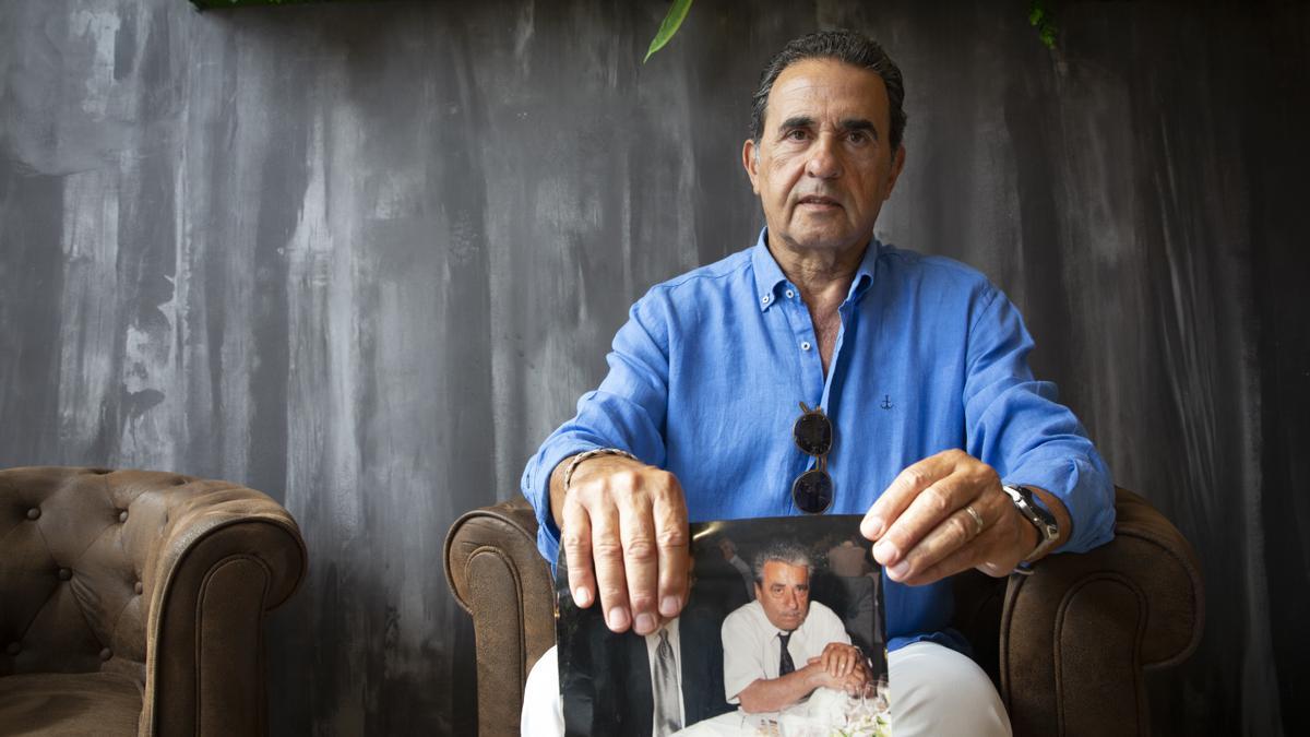 Jordi Castejón muestra una foto de su padre, que falleció de alzhéimer y que le inspiró para hacerse testador solidario.