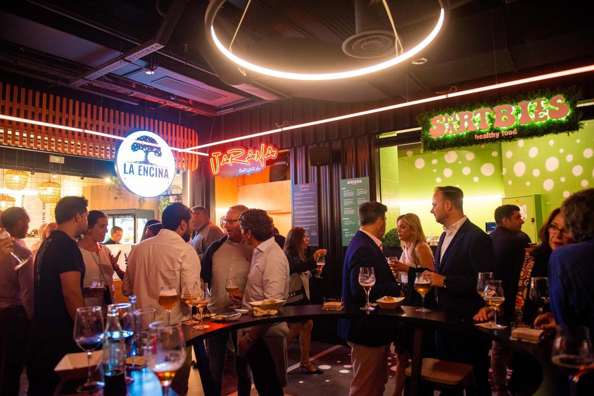 Varias personas disfrutando en una de las plantas del Bulevar del Papagayo.
