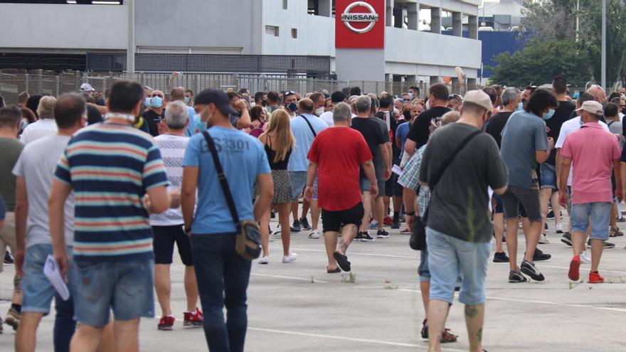 Els treballadors de Nissan manifestant-se a la planta de la Zona Franca |