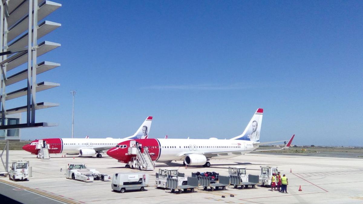 Dos aviones en las pistas del aeropuerto de Corvera. | L. O.