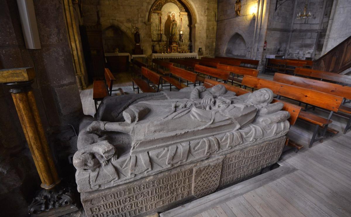 Sepulcro del almirante, poeta y trovador en la iglesia de San Francisco de Pontevedra.