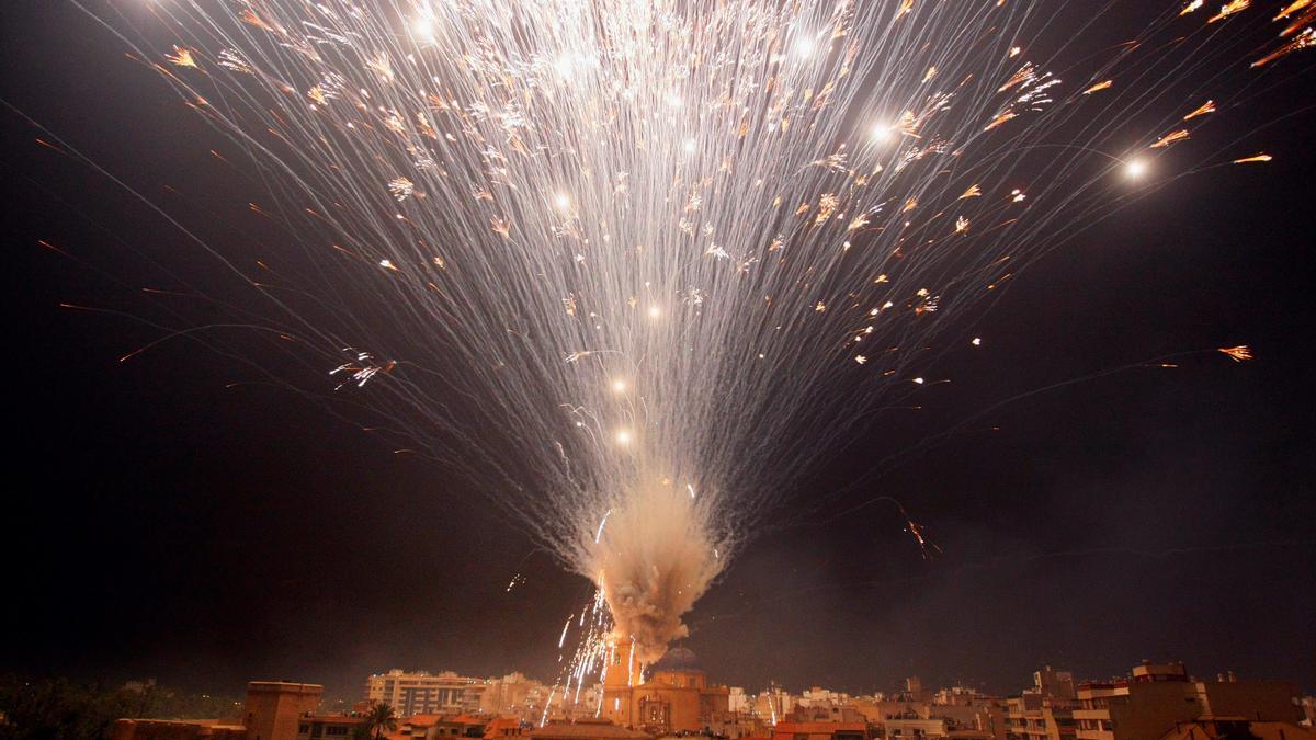 Cientos de artificios pirotécnicos visten la noche de luz, color y sonido.