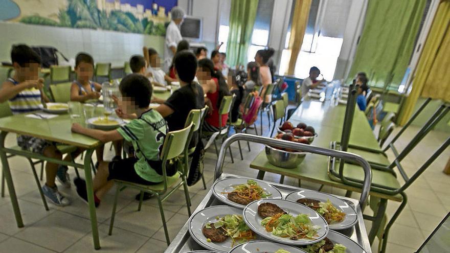 Alumnos en un comedor escolar de un colegio de la ciudad de Alicante.