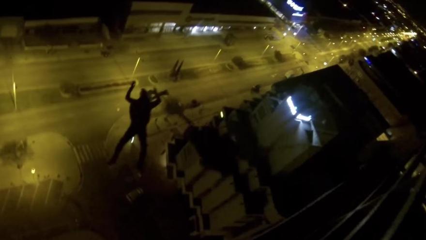 Zwei Base-Jumper springen nacht vom Asima-Hochhaus in Palma.