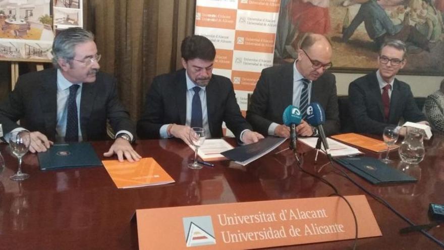 Imagen de la firma del acuerdo entre Telefónica y la UA.