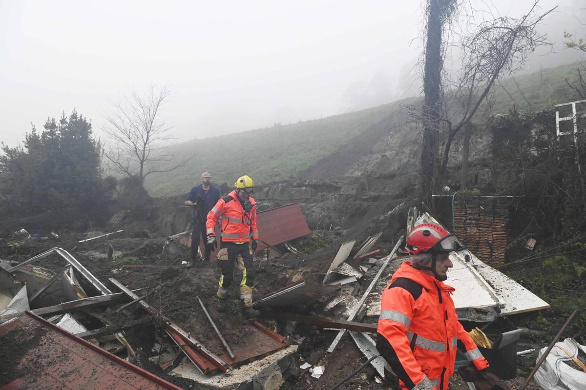 Un desprendimiento en la Autovía do Morrazo sepulta una vivienda en Moaña y deja un vecino herido