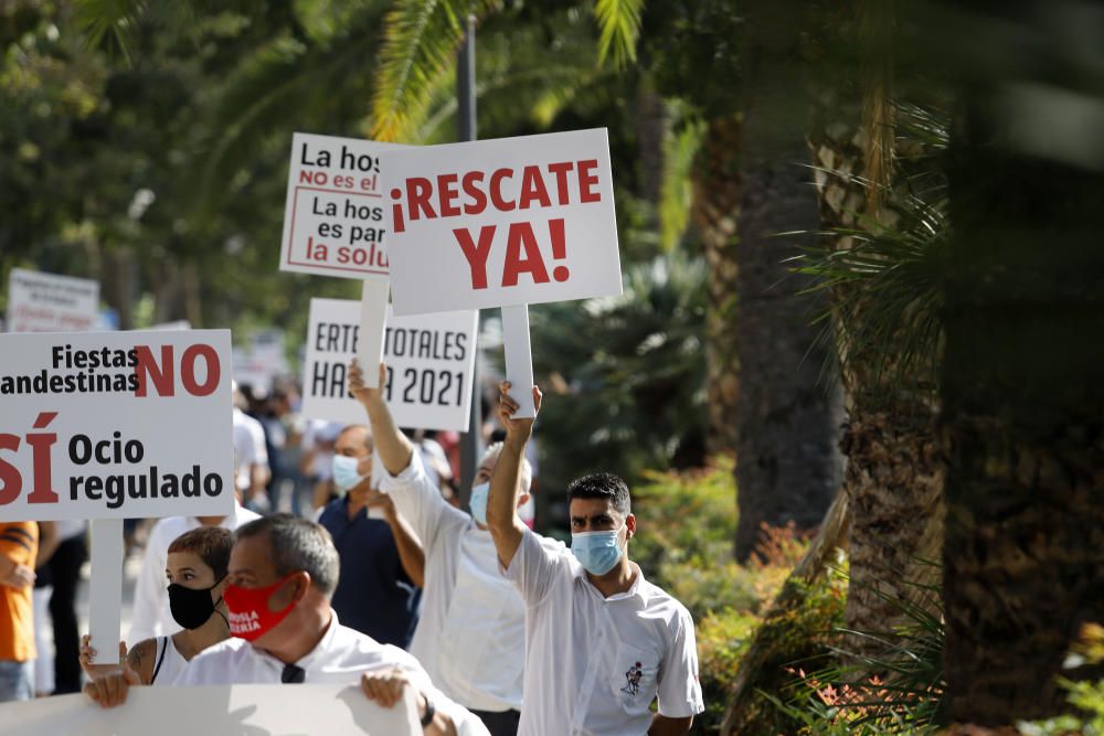 La hostelería llena las calles de Málaga para protestar por las restricciones