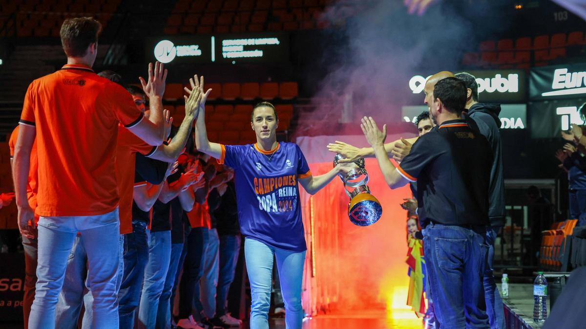 El Valencia Basket celebra a lo grande la Copa de la Reina con su afición