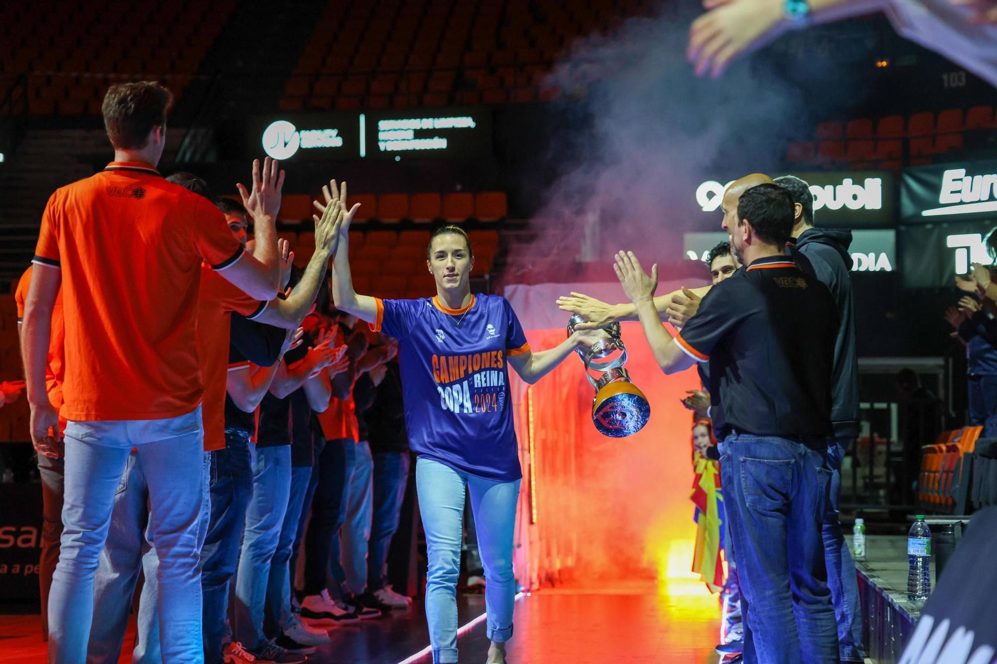 El Valencia Basket celebra a lo grande la Copa de la Reina con su afición