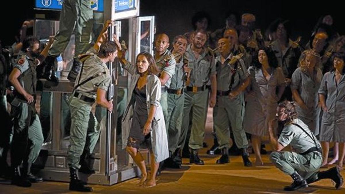 Un momento de la representación de 'Carmen', según Calixto Bieito, con la mesosoprano Béatrice Uria-Monzon en primer plano.