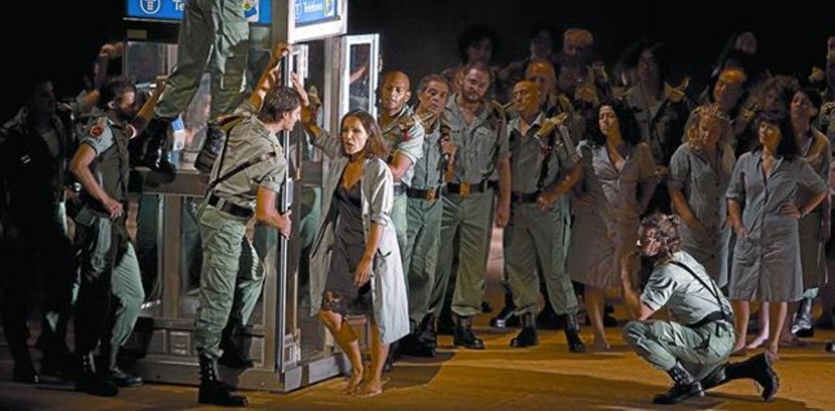Un moment de la representació de ’Carmen’, segons Calixto Bieito, amb la ’mezzosoprano’ Béatrice Uria-Monzon en primer pla. Un moment de la representació de ’Carmen’, segons Calixto Bieito, amb la ’mezzosoprano’ Béatrice Uria-Monzon en primer pla.