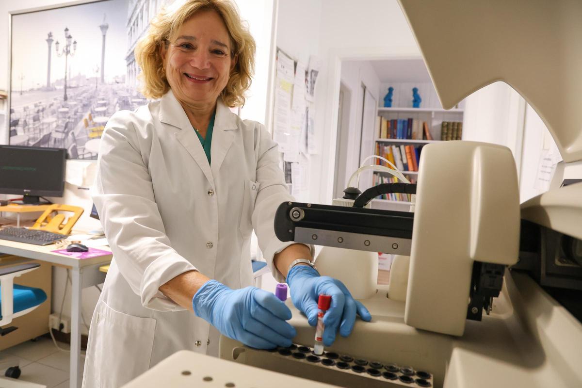 La doctora vilagarciana realizando una de sus tareas en el laboratorio.