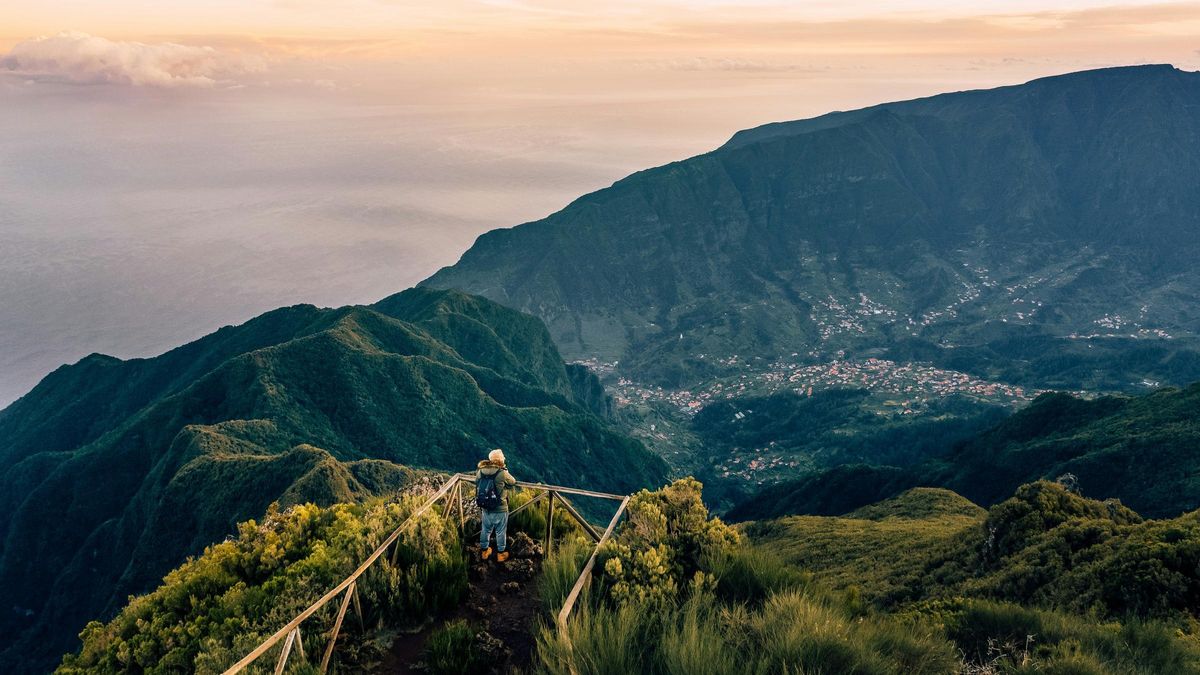 La ruta de senderismo más espectacular del mundo es también la forma más barata de descubrir esta isla paradisíaca