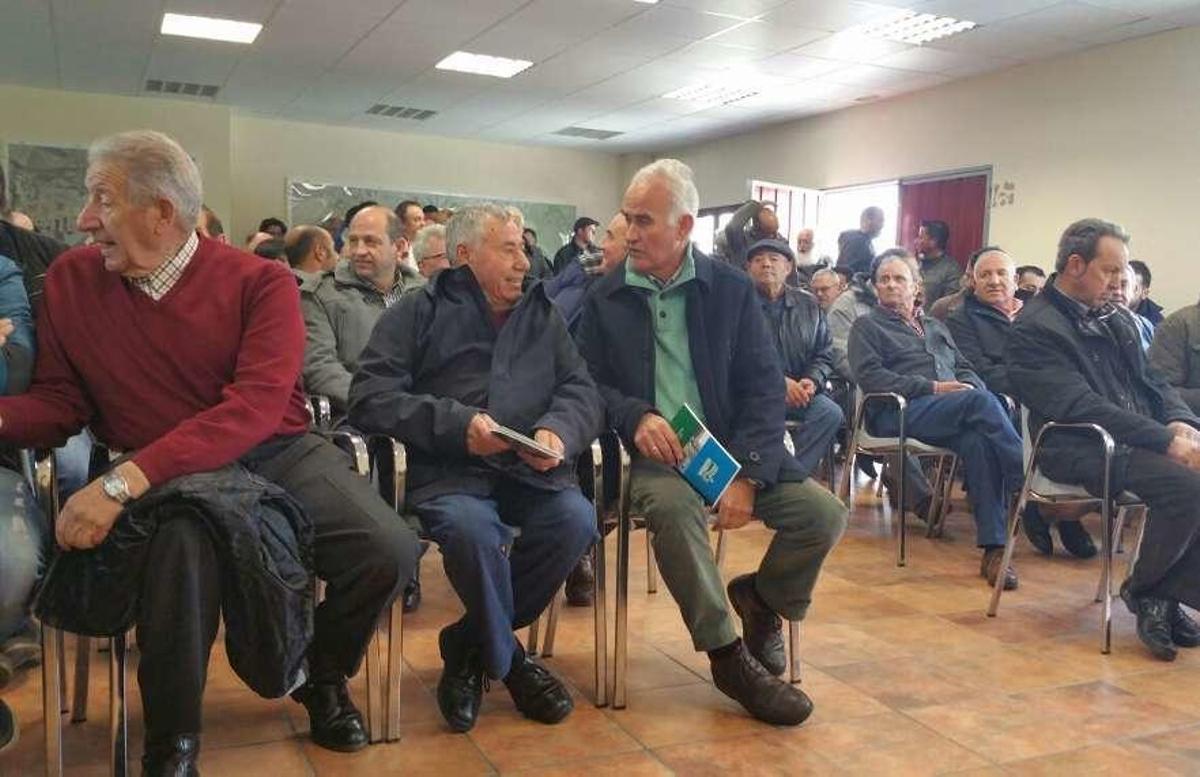 Regantes del canal dialogan durante una asamblea celebrada en la estación de Monte la Reina.