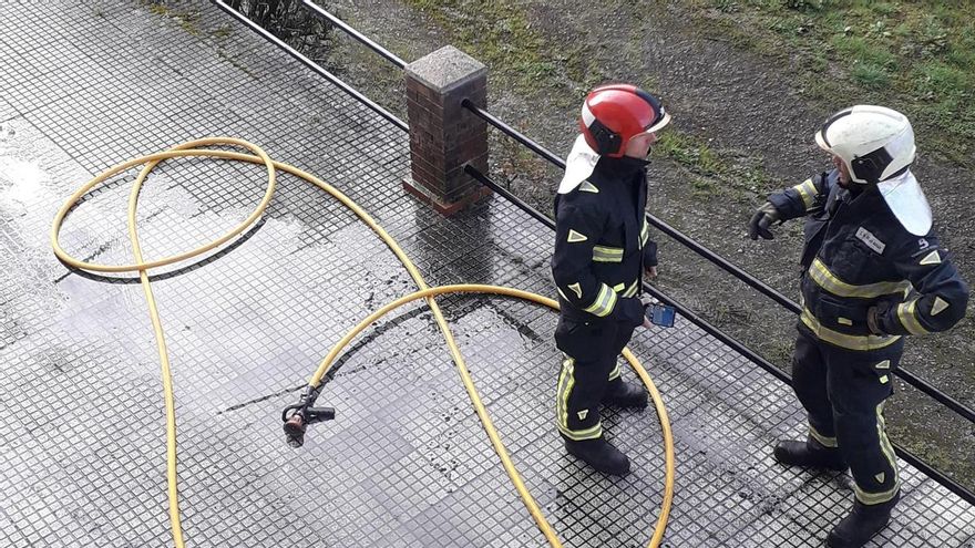 Dos intoxicados en el incendio de una vivienda en Villamayor (Piloña)