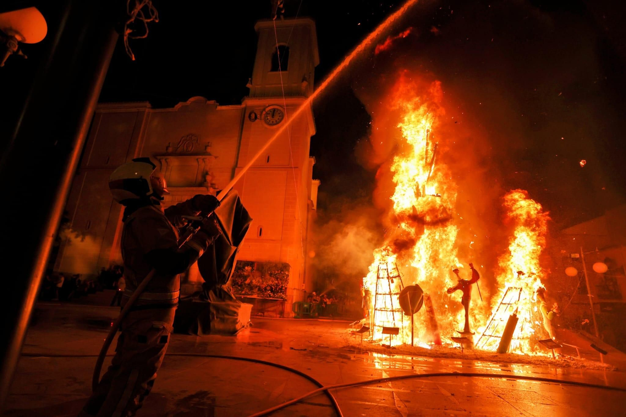 Cremà de las Hogueras de San Vicente, en imágenes