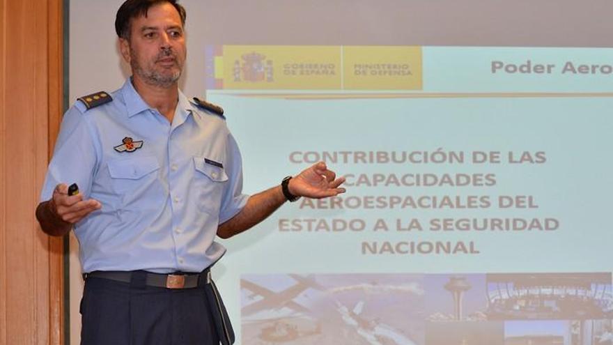 Visita guiada a la Base Aérea de Gando con un curso de la UNED