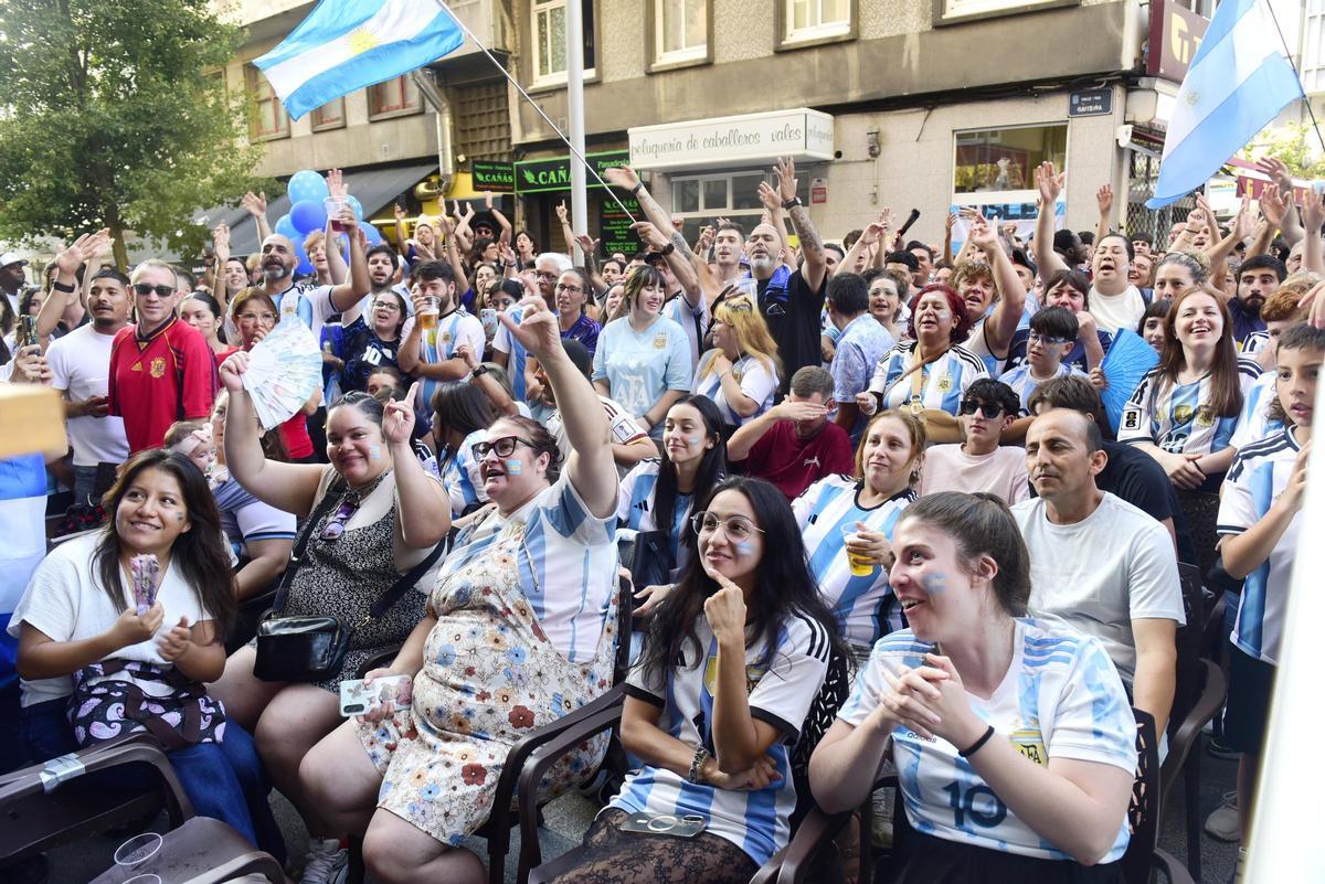 Aficionados argentinos siguen la final del Mundial en A Coruña