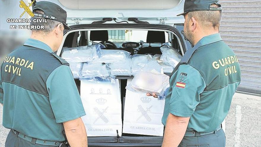 La Guardia Civil LOGRA interceptaR un VEHÍCULO QUE LLEVABA 11 kilos de COCAÍNA