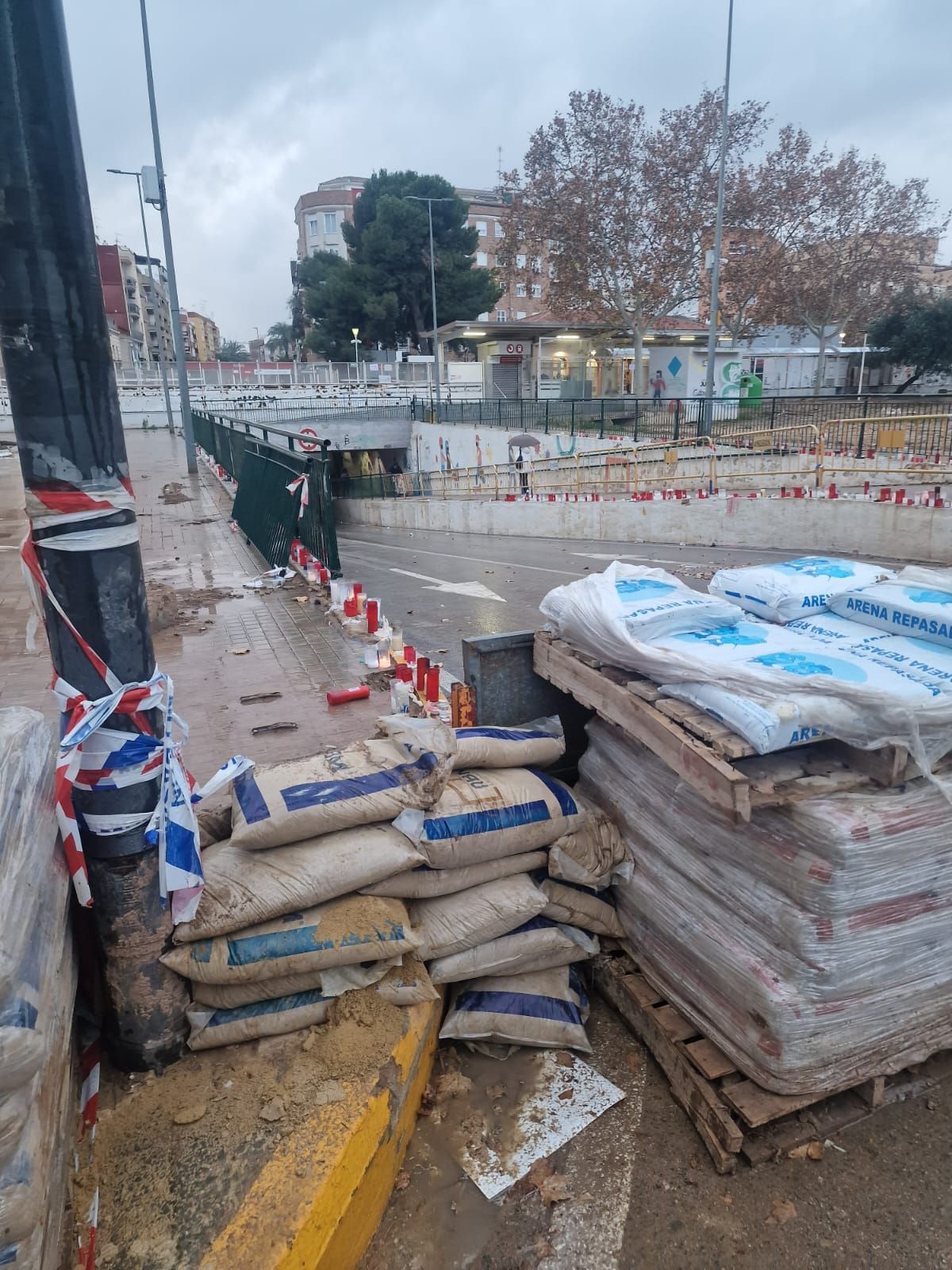 Diques de arena junto al barranco de la Saleta como prevención por la lluvia