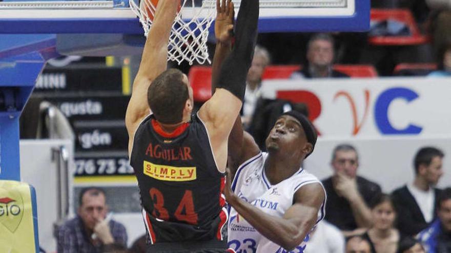 Kone trata de evitar una canasta de Pablo Aguilar.