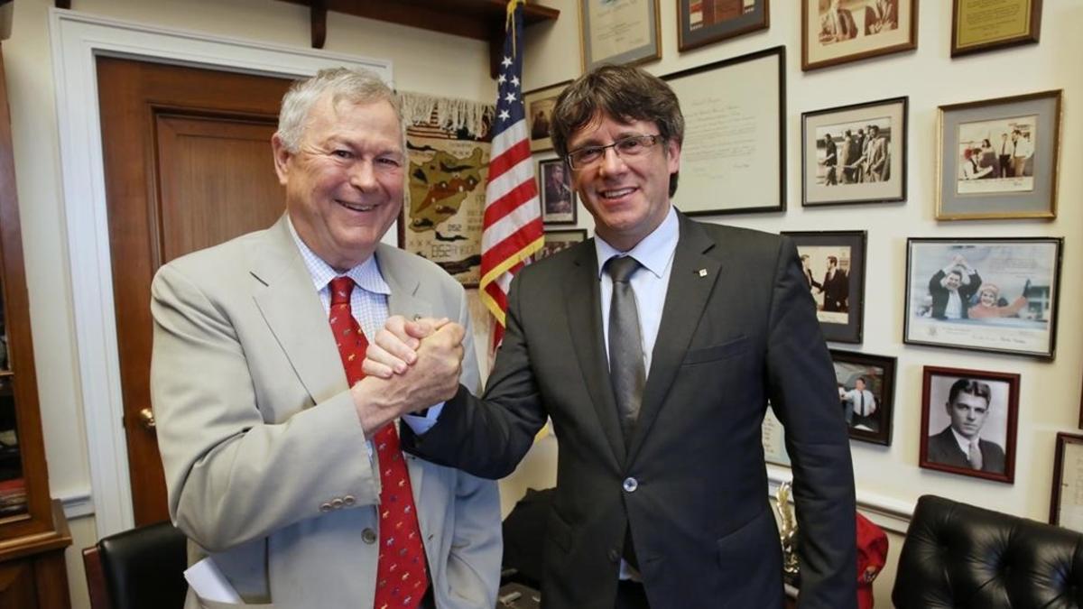 El presidente de la Generalitat, Carles Puigdemont, y el congresista republicano de EEUU Dana Rohrabacher, en el Capitolio durante la reunión que mantuvieron el pasado 29 de marzo.