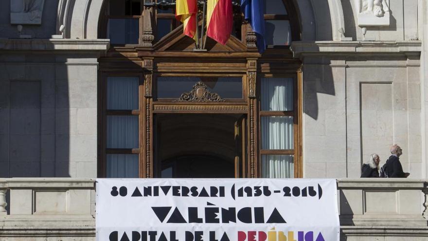 El cartel conmemorativo colgado en el balcón del Ayuntamiento de Valencia.