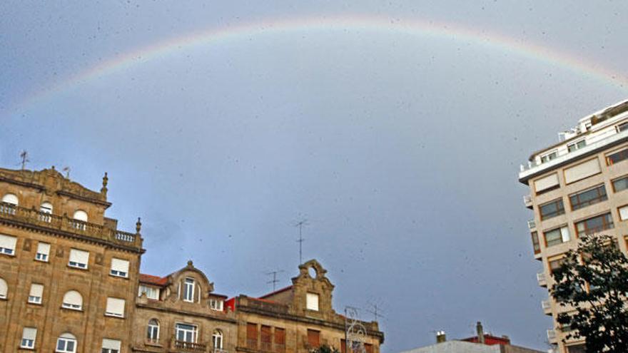 Arco iris sobre la Praza de Portugal // MARTA G. BREA