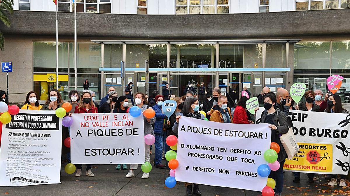 Manifestación de Dereitos Non Parches, ayer ante las oficinas de la Xunta en Monelos.   | //  VÍCTOR ECHAVE