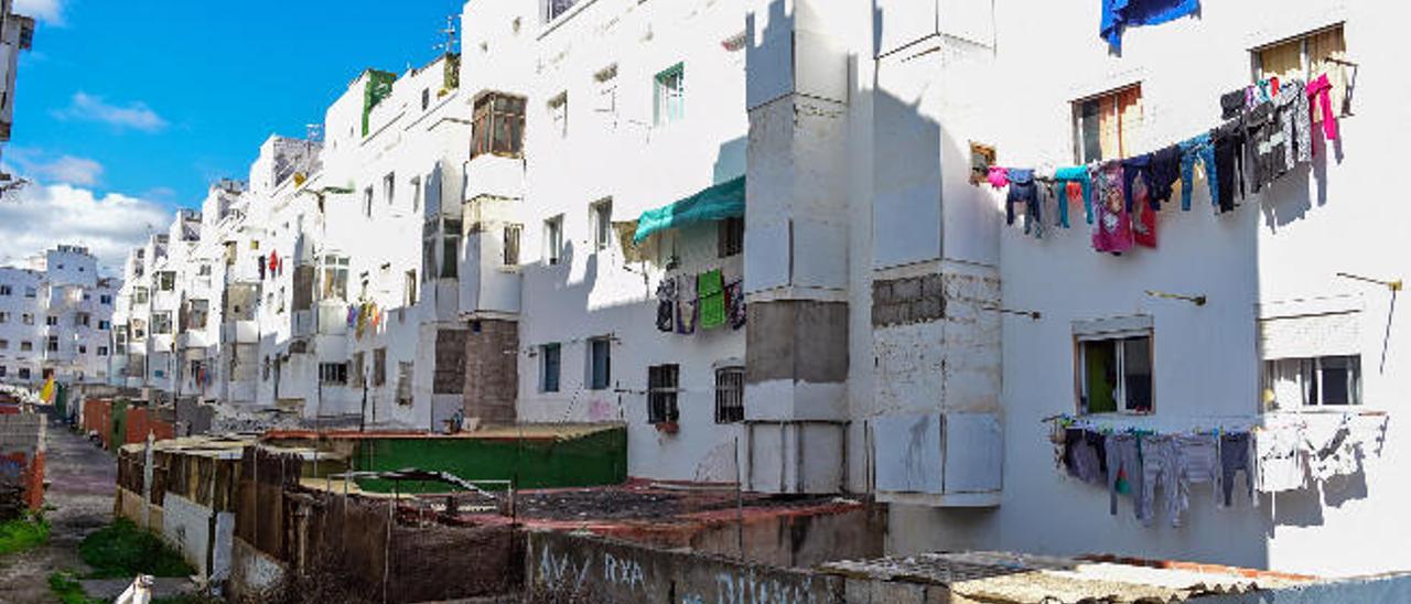 Imagen de varios bloques de las casas baratas de Tamaraceite.