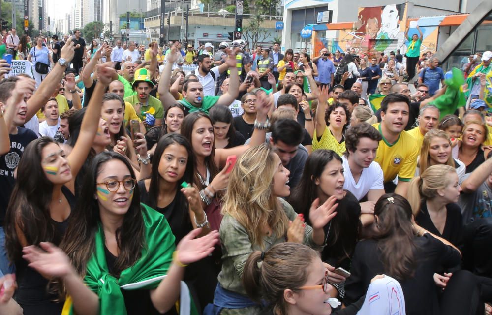 Cientos de brasileños se han concentrado a las puertas del palacio en el que Lula da Silva tomaba posesión como nuevo ministro del gabinete de Rousseff.