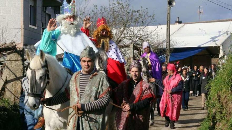 Los vecinos de Couso en el papel de Reyes Magos. // A. Hernández