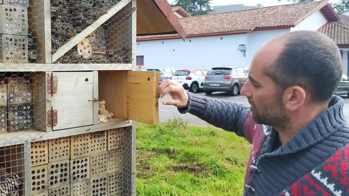 Miñarro, ante un hotel de abejas silvestres instalado en el Serida.