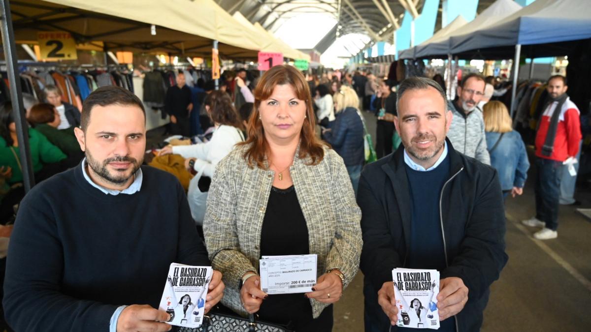 López, Puerta y Simó, en el mercado del lunes con los folletos.
