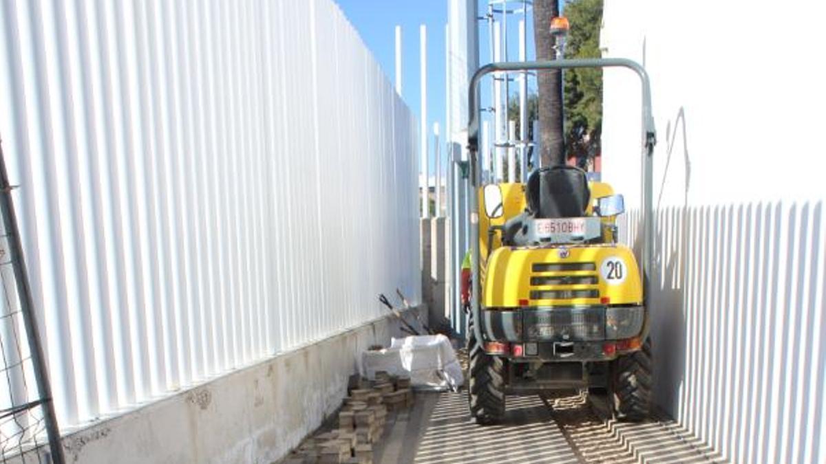 Obras de saneamiento en la piscina de Almàssera.