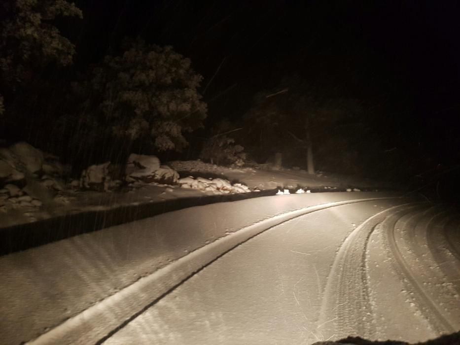 Schnee im Mallorca-Gebirge verursacht Staus